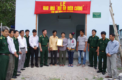 Bàn giao nhà “Mái ấm biên cương” ở Cam Lâm