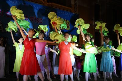 Tiết mục “Khánh Hòa chào ngày mới” do Đoàn Ca múa nhạc Hải Đăng biểu diễn.