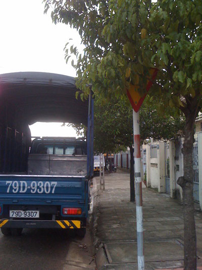 Biển báo bị che khuất