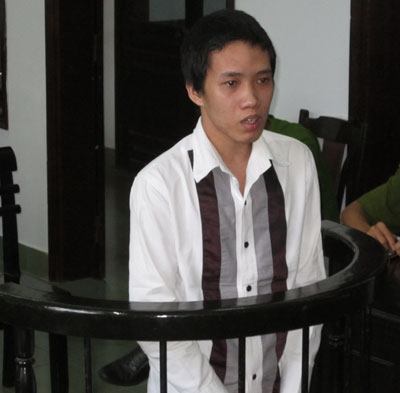 Vờ mượn điện thoại rồi chiếm đoạt