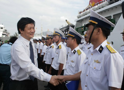  Đồng chí Trần Sơn Hải động viên cán bộ, chiến sĩ trước khi lên tàu làm nhiệm vụ.