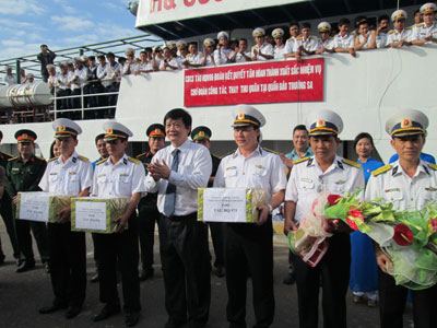 Đồng chí Trần Sơn Hải tặng quà cho chỉ huy 3 tàu đi công tác tại Trường Sa.