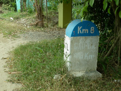 Trên tuyến Tỉnh lộ 2 thuộc địa bàn huyện Diên Khánh hiện có một số cột mốc cây số không rõ chữ