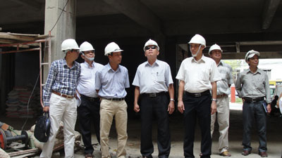 Ông Lê Đức Vinh (thứ năm từ trái sang) kiểm tra dự án phát triển nhà ở Khu chung cư An Bình.