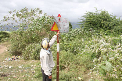 Biển báo giao thông biến thành biển cấm đổ rác