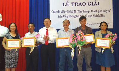 Các tác giả nhận giải thưởng tại lễ trao giải cuộc thi viết về chủ đề “Nha Trang - Thành phố tôi yêu”. Nhatrang: Nha Trang - thành phố tôi yêu. (Ảnh khai thác từ Internet)