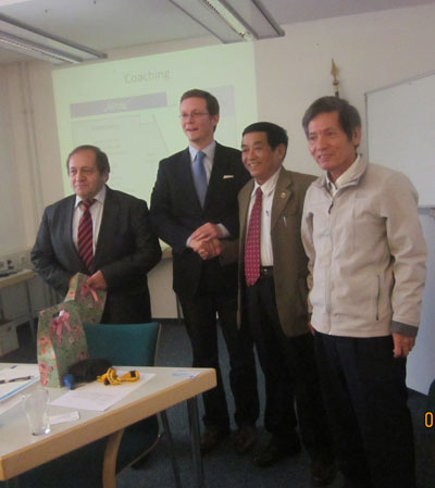 Tặng quà cho 2 giáo sư, tiến sĩ tại Học viện Hành chính công của Cộng hòa Liên bang Đức