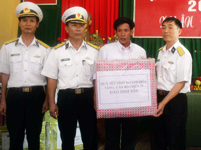 Tặng quà quân dân xã đảo Sinh Tồn
