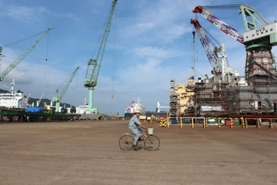 Khung cảnh lao động trên công trường không còn nhộn nhịp.