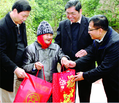 Gần 400 tỷ đồng hỗ trợ đối tượng chính sách dịp Tết Quý Tỵ