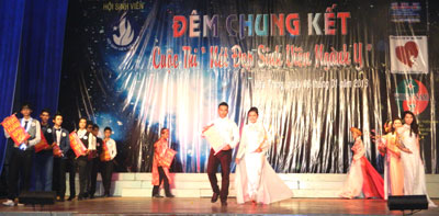 Các sinh viên trong phần thi trang phục truyền thống.