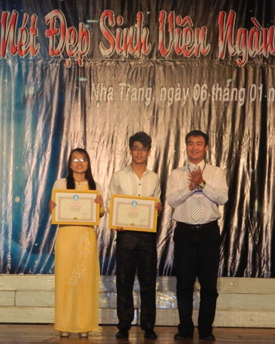 Trao thưởng cho các sinh viên 5 tốt.