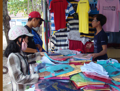 Sắm Tết với phiên chợ hàng Việt