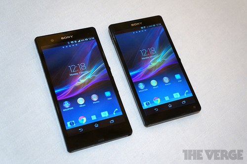 Xperia Z bên trái còn bên phải là Xperia ZL.