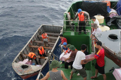 Vận chuyển hàng từ tàu xuống xuồng.