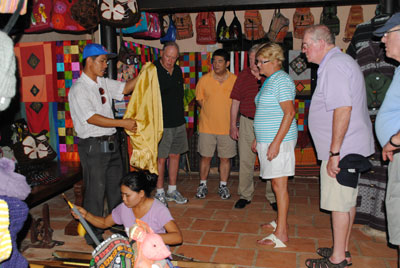 Du khách tham quan gian hàng bán đồ dệt thủ công ở nhà cổ của ông Nguyễn Xuân Hải (xã Vĩnh Thạnh, TP. Nha Trang).