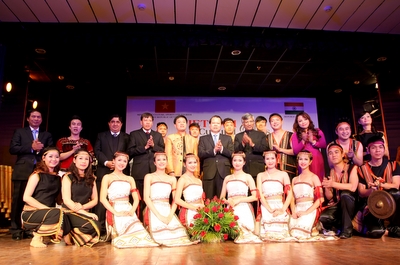 Phó Thủ tướng Vũ Văn Ninh cùng các đại biểu dự mít tinh kết thúc năm Hữu nghị Việt Nam-Ấn Độ 2012-Ảnh: VGP/Xuân Tuyến