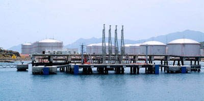 Tàu vào tiếp nhận dầu Kho xăng dầu ngoại quan vân phong.