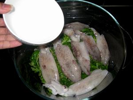 Món ăn: Mực luộc lá ngải cực lạ