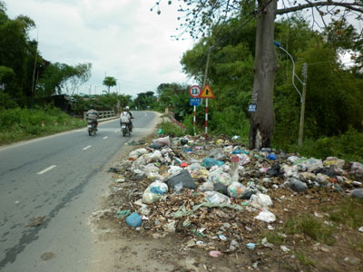 Rác tập kết ngay cầu