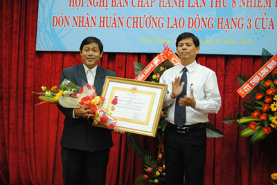 Đón nhận Huân chương Lao động hạng Ba