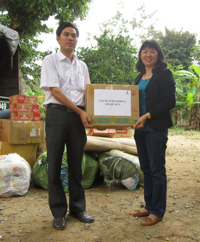 Bà Nguyễn Thị Hải Yến - Hiệu trưởng Trường Tiểu học Phương Sài tặng quà cho Trường Tiểu học Liên Sang.