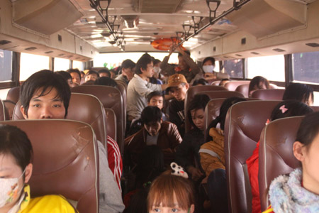 Phạt nặng xe chở quá tải, nhồi nhét khách dịp Tết