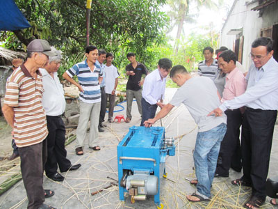 Hỗ trợ máy chẻ tre cho làng nghề đan giỏ xã Cam Hiệp Nam (huyện Cam Lâm).