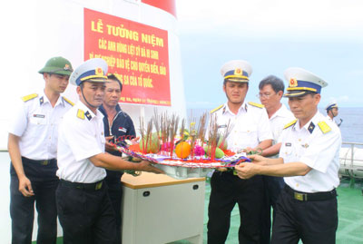  Thả hoa tưởng niệm các anh hùng liệt sĩ tại quần đảo Trường Sa.