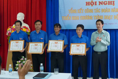  Đồng chí Nguyễn Trọng Trung - Phó Bí thư Thường trực Tỉnh đoàn trao bằng khen cho các đơn vị, cá nhân.