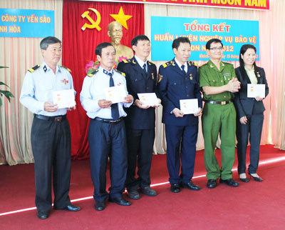 Đại tá Nguyễn Đức Quỳnh - Phó Giám đốc Công an tỉnh trao Kỷ niệm chương Vì sự nghiệp bảo vệ an ninh Tổ quốc cho các cá nhân của Công ty.