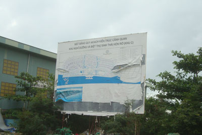 Bảng thông tin bị rách nát