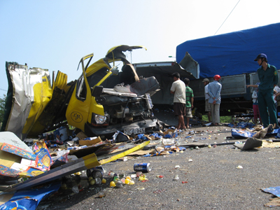 Xe tải tông nhau, 2 người trọng thương