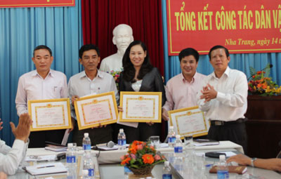 Đồng chí Trần Ngọc Thanh - Trưởng Ban Dân vận Tỉnh ủy khen thưởng các tập thể có thành tích xuất sắc.