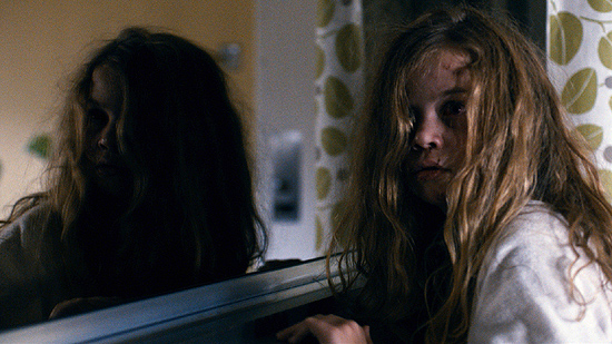 “Mẹ ma” là bộ phim thuộc thể loại rùng rợn, siêu nhiên, kể câu chuyện đầy ám ảnh về hai chị em gái mất tích trong rừng đúng vào ngày cha mẹ mình bị giết   