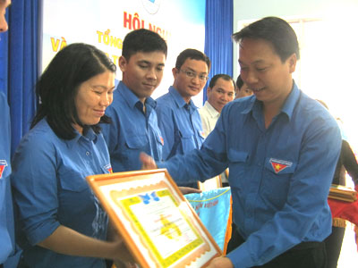 Đại diện Ủy ban Hội Liên hiệp Thanh niên Việt Nam tỉnh trao bằng khen cho các đơn vị xuất sắc.
