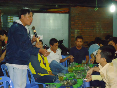 Anh Nguyễn Văn Nam vừa hát vừa mời khách mua kẹo.