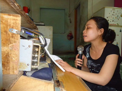 Ban ngày, ngoài việc làm kẹo kéo, Nguyễn Thị Mỹ Hương còn tập hát cho thuộc lời.