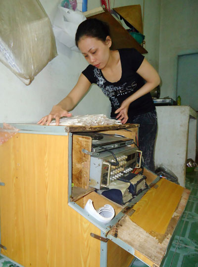 Nguyễn Thị Mỹ Hương chuẩn bị đồ nghề để “xuất quân”.