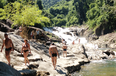 Tắm suối ở thác Yang Bay.