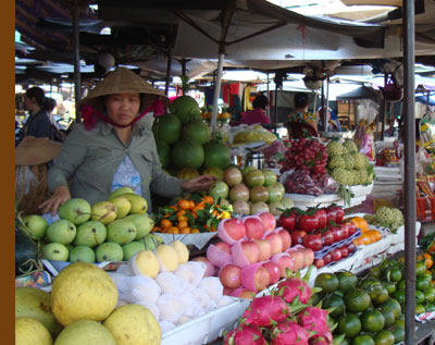 Một số tiểu thương bức xúc vì không buôn bán được từ khi phân lại lô, sạp.  