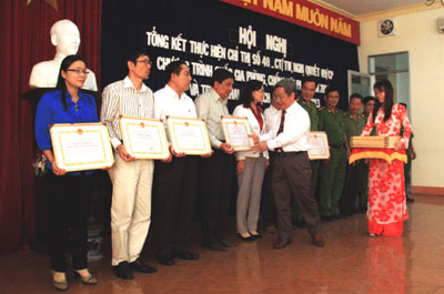 Đồng chí Lê Xuân Thân - Phó Chủ tịch UBND tỉnh trao Bằng khen của UBND tỉnh cho các tập thể.