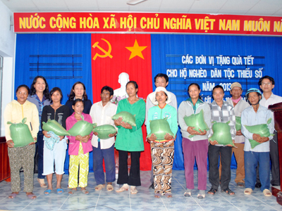 Tặng quà Tết cho 357 hộ đồng bào dân tộc thiểu số nghèo xã Suối Cát (Cam Lâm)