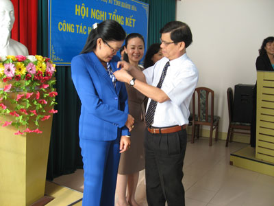 Nhận cờ thi đua xuất sắc khu vực duyên hải Nam Trung bộ