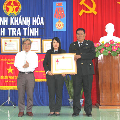 Thừa ủy nhiệm Chủ tịch Nước, đồng chí Lê Xuân Thân trao Huân chương Lao Động hạng Ba cho Phòng Nghiệp vụ 4 Thanh tra tỉnh.