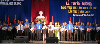Lễ tuyên dương đảng viên trẻ làm theo lời Bác lần thứ nhất năm 2012.