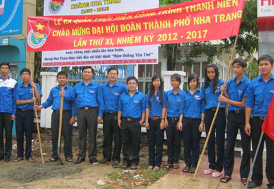 Thành đoàn thực hiện công trình thanh niên gắn bảng tiểu sử tại các con đường mang tên danh nhân.