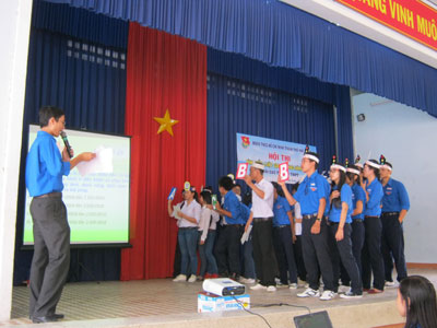 Đoàn viên, thanh niên tham gia hội thi tìm hiểu luật giao thông năm 2012 do Thành đoàn tổ chức.