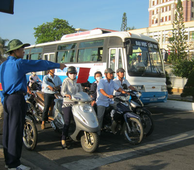 Đoàn viên, thanh niên Nha Trang ra quân đứng chốt giao thông.