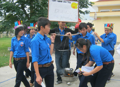 Đoàn viên các trường phổ thông sôi nổi các hoạt động hưởng ứng ngày Học sinh - Sinh viên năm 2012 do Thành đoàn tổ chức.